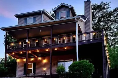 Image de Spacious mountain home in Helen Georgia! Innsbruck community Hot Tub! Fire Pit!