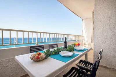 Image de Appartement 'La Marina Beach House' avec vue sur la mer, balcon et climatisation