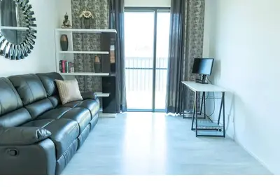 Image de 2br Suite with Lounge, Bath & Workstation