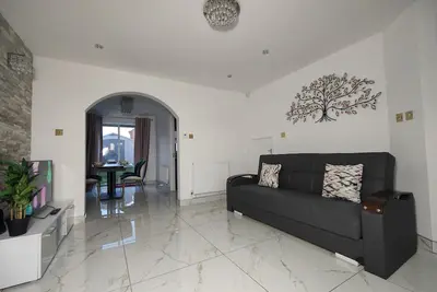 Image de 3 Bed House - Sleeps 7 - Garden - Parking - Wifi