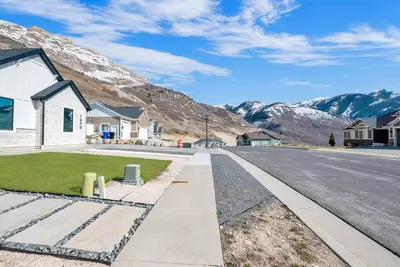 Image de Quiet mountain retreat with hiking and biking trails, walking distance away.