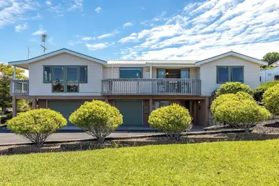 Image de located in the heart of Oneroa, landscaped garden and 5 minute's walk to beach