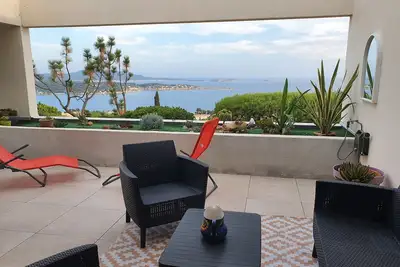 Image de Grand appartement, avec terrasse de 36 m2, vue à 180° sur la baie de Bandol.