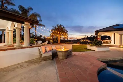 Image de Executive Retreat, Game court, Sauna, Petting Zoo!