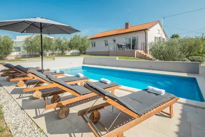 Image de Villa Viktoria near PoreÄŤ for 6 people with play room & private pool