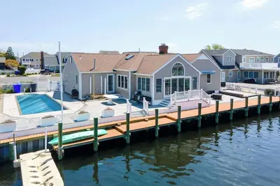 Image de 4br Family Waterfront with Pool - Private Dock