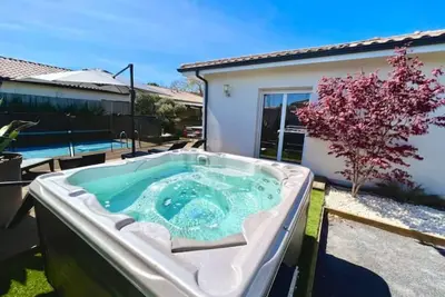 Image de Spa, Climatisation, Piscine chauffée, Pétanque