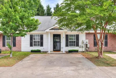 Image de A quiet space perfect for business and medical professionals.