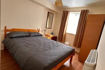 Image de specious 1 Bed Apartment with parking & free  wifi 5 minute  Goodmayes station