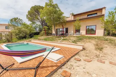 Image de Grande maison familiale avec piscine dans quartier résidentiel calme.