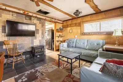 Image de Charming 2-bedroom Cottage, rural Southern Ohio. Porch & yard. Pet & kid friendly