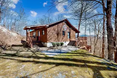 Image de Secluded mountain-view cabin near hiking with deck & firepit - dog-friendly