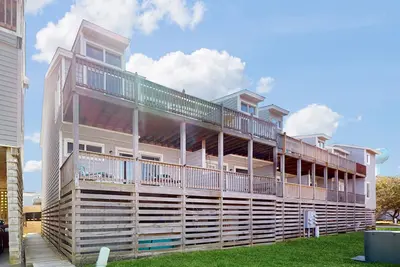 Image de Townhome by the beach with peekaboo ocean view, pool, pickleball, & balconies