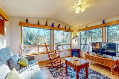 Image de Dog-friendly cabin near the beach with expansive furnished deck & lovely views