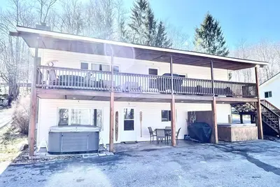 Image de Cozy cabin on the Lake with dock and hot tub!