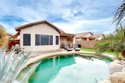 Image de Dog-friendly home with private heated pool, enclosed backyard, patio, grill, W/D
