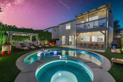 Image de New '24~Best Location! Walk2festivals~Salt H2o Pool~Hot Tub~King Bd~Instaworthy!