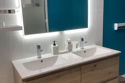 Image de Chambres dans maison avec jardin