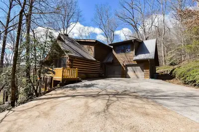 Image de Stunning creek-view home with private hot tub, game room, firepit