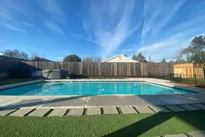 Image de Cal King Hi-tech Vaca Pool Home | Ideal 4 Families
