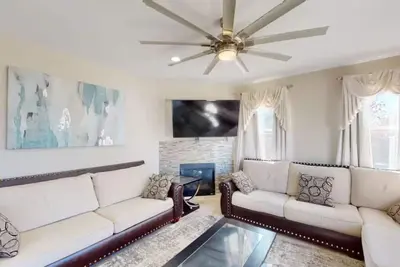 Image de King Beds Castle | Air Hockey | Room TVs | Firepit