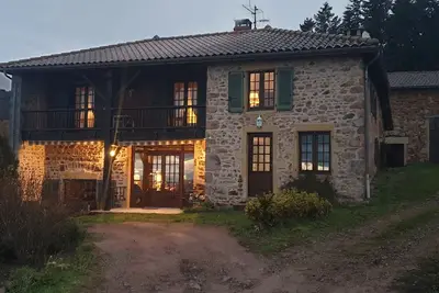 Image de Chambre avec petit salon et SdB Internet/wifi dans ancienne ferme restaurée.