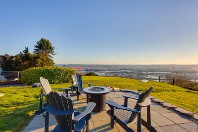 Image de Charming Tacoma Apartment w/ Deck & Skyline Views!