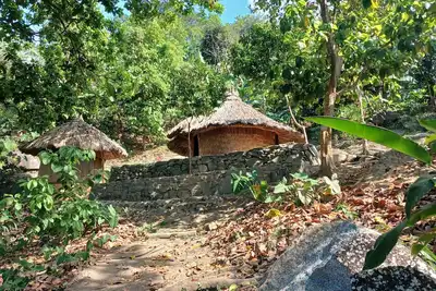 Image de Maison indigène avec cascade privée et salle à vivre tout équipée!