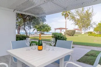 Image de # 02 - Ground Floor Condo at Harbour Heights Grand Cayman