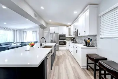 Walk to Beach Luxury 4br/4ba Villa Hollywood Lakes