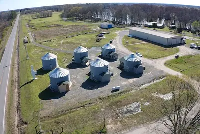 Image de Grain Bin retreat on mini working farm.