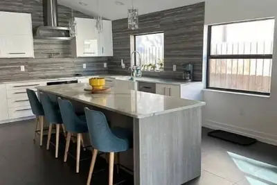 Image de Modern Home with Pool by Tampa!