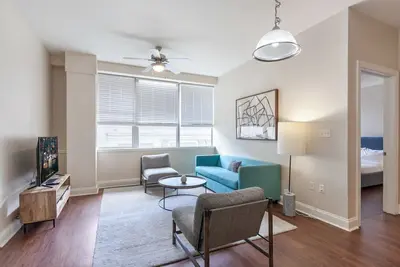 Image de Elegant City Living: Stylish 2br Condo with Pool Access