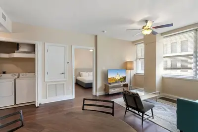 Image de Contemporary Urban Haven: 2br Condo with Rooftop Serenity