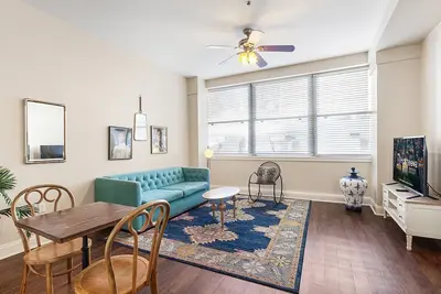 Image de Cityscape Haven: Elegant Living in 1br Condo with Rooftop Pool