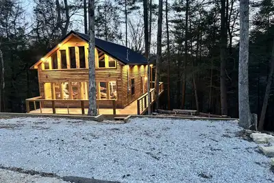 Image de Whispering Woods_  Hot Tub _Waterfall _ Arcade _3 story Cabin