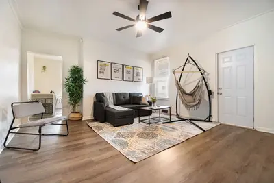 Image de Apt W/Swing & St Parking Min To Downtown Skyline