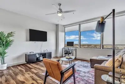 Image de Luxury apt In City Heart with Pool Gym & PoolTable