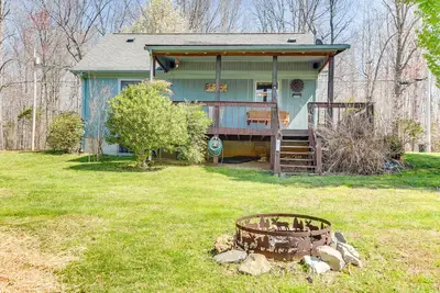 Image de Pet-Friendly Byrdstown Cottage w\/ Deck & Fire Pit!