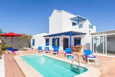 Image de Awesome Puerto del Carmen Villa | 3 Bedrooms | Villa Holanda Grande | Short walk to Beach | Pool Table