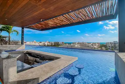 Image de 4th-floor resort apt with outdoor pools, pool spas, tennis, gym, & balcony