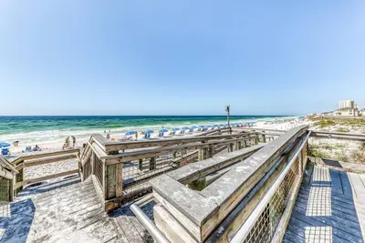 Image de Beachfront Shoreline Towers condo on 2nd floor only steps away from beach