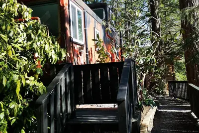 Image de Luxury Caboose in Rhododendron Forest