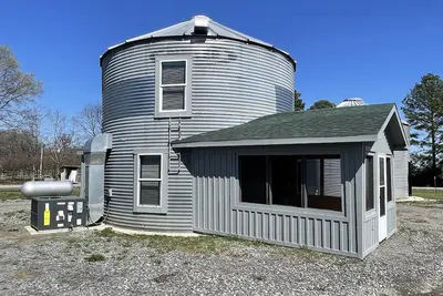 Image de Cozy Grain Bin Retreat on a Mini Farm.