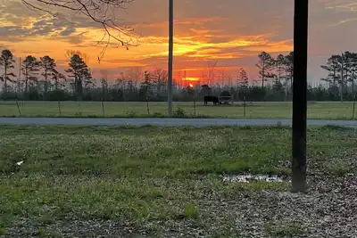 Image de Cozy Grain Bin Room Retreat on a Working Mini Farm