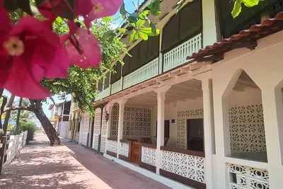 Image de Fully Renovated Classic Beach Front Home