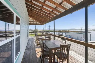 Image de Great view of bayou-fishing lodge- sleeps 6. Fish cleaning station & Bbq pits.