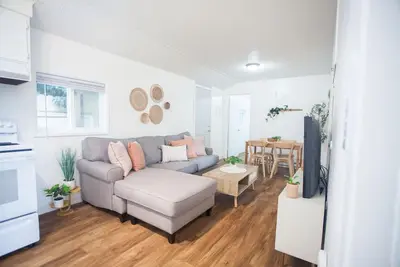 Image de Cozy Guesthouse Close to Parks, 20 min to U of O, 8 min to Airport