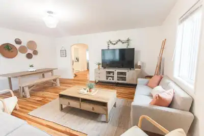 Image de Vintage Home By Parks- 20 min to U of O - 8 min to Airport - Pet Friendly