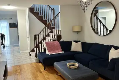 Image de Retreat in the Heart of Grimsby & Wine Country